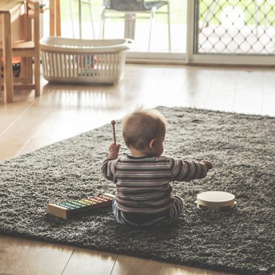 Quand et comment les bébés apprennent-ils à tenir assis ? - LetsFamily